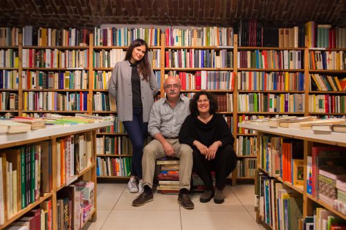 LIBET, la libreria delle vite passate (Via Terraggio 21, Cadorna)
Nel  panorama  delle  librerie  milanesi  è  una  delle  pochissime  indipendenti  orientate  al  passato.  Libet  è  la libreria  dell’usato,  della  ricerca  a  ritroso  e  della  valorizzazione  del  fuoricatalogo.  Non  è  raro  che  Elena e Roberto  vengano  chiamati  a  valutare  e  rilevare  biblioteche private.  Per  Elena  ogni  biblioteca  è  estensione dell’anima di chi la possiede: i libri sono organismi viventi e alla Libet questi organismi hanno nuova vita e trovano nuove strade.